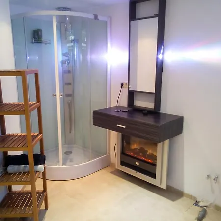 Comfortable In With Jacuzzi - 78m² Waterloo